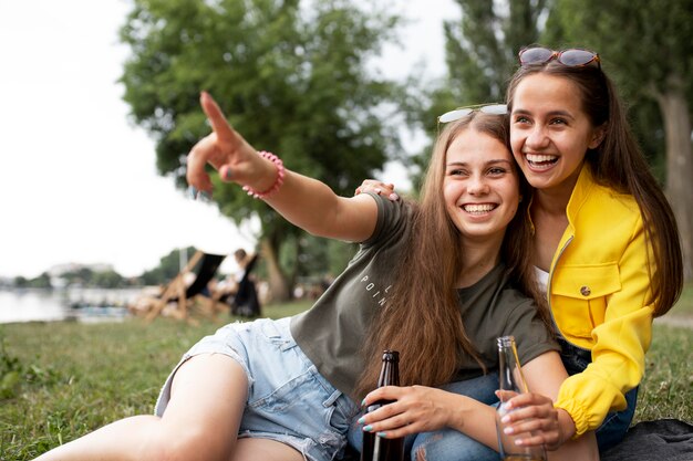 Halbstarke Smiley-Frauen im Freien