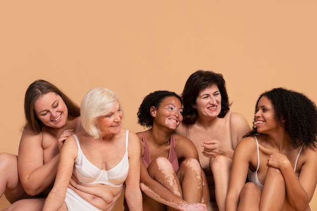 Kostenloses Foto halbstarke smiley-frauen sitzen zusammen