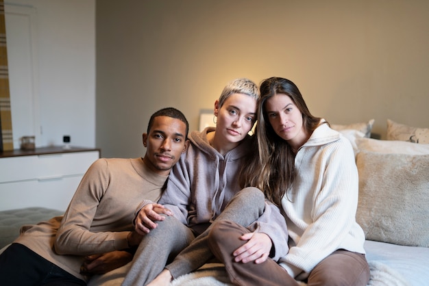 Kostenloses Foto halbstarke smiley-leute sitzen zusammen