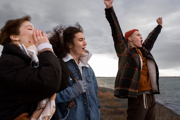 Halbstarke Teenager am Meer