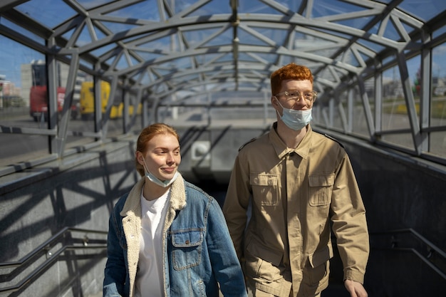 Kostenloses Foto halbtote freunde ohne maske