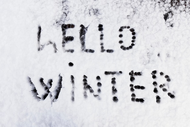 Kostenloses Foto hallo wintertext geschrieben auf schnee