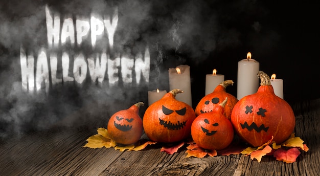 Halloween-Banner mit Kürbissen und Kerzen