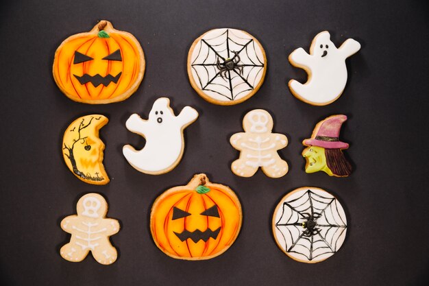 Halloween Cookies auf schwarzem Hintergrund