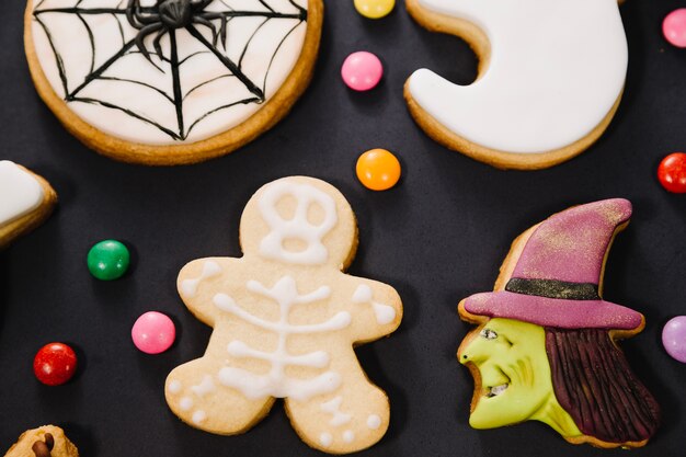 Halloween Cookies auf schwarzem Hintergrund