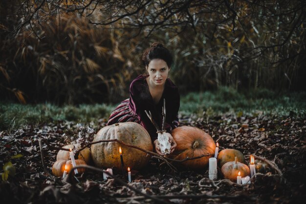 Halloween-Dekor Frau sieht aus wie ein Hexensitzen
