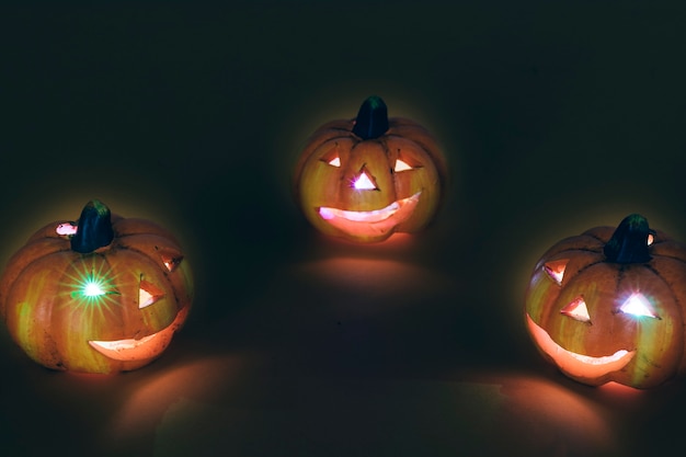 Halloween Dekoration mit beleuchteten Kürbissen