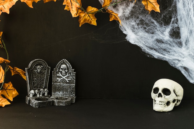 Halloween-Dekoration mit Grabsteinen und Schädel