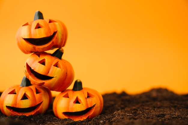 Halloween-Dekoration mit lachenden Kürbissen