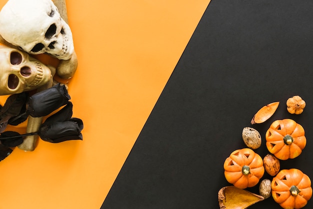 Halloween-Dekoration mit schwarzen Rosen