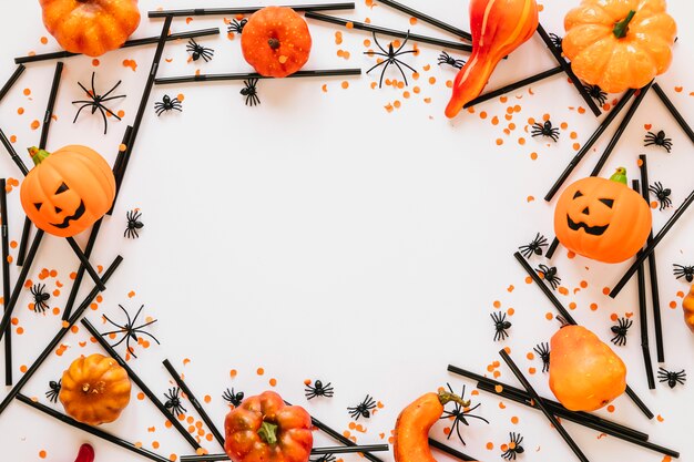 Halloween-Dekorationen im Kreis gelegt