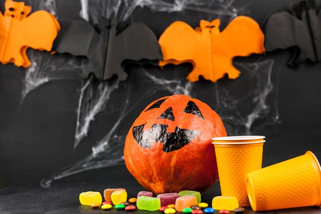Halloween-Dekorationen und bunte Süßigkeiten