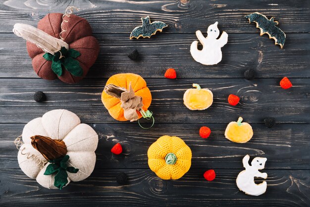 Halloween Dekorationen und Kekse auf dem Tisch
