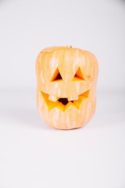 Halloween dekorative Jack-O-Laterne aus Kürbis geschnitzt