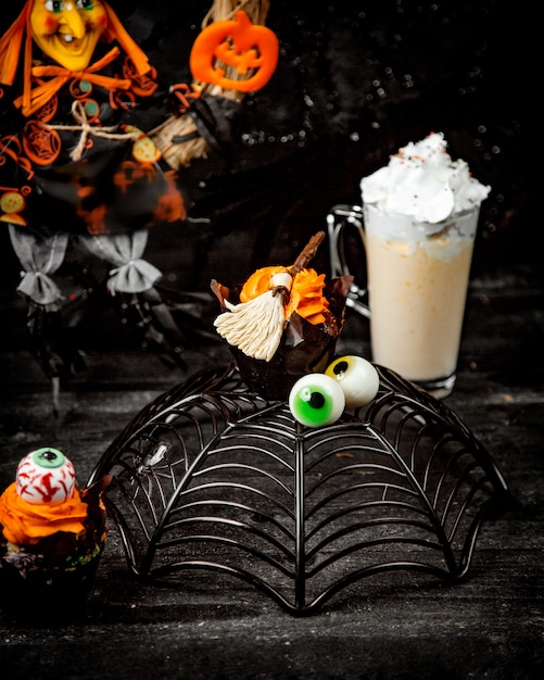 Halloween-Dessert in Form von Spinnennetz und Augen und ein Schokoladen-Brownie