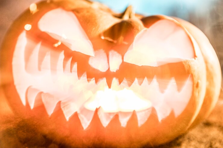 Kostenlose Foto halloween-feier mit geschnitztem kürbis