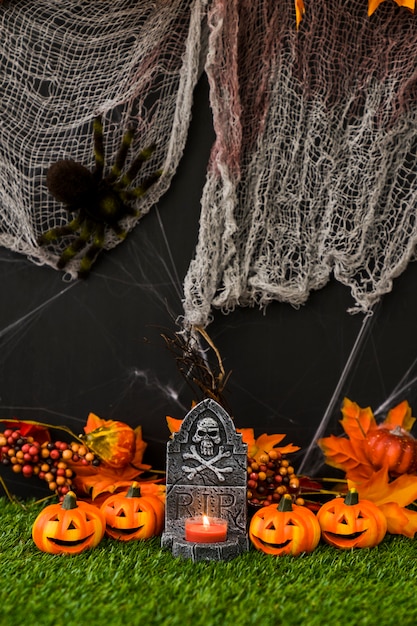 Halloween-Friedhof mit blutigem Netz
