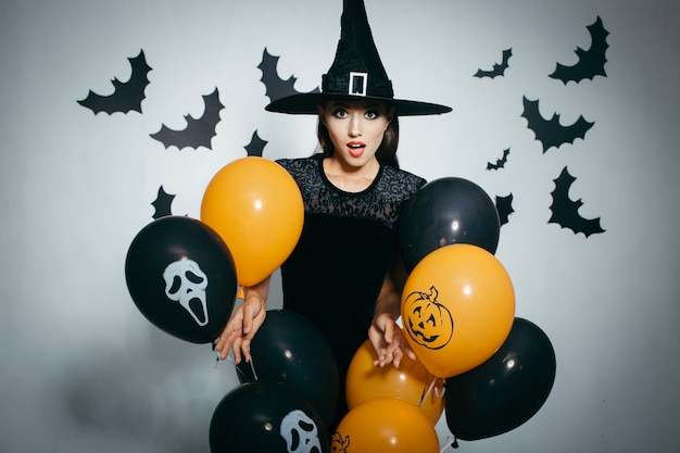 Kostenloses Foto halloween gekleidet frau mit luftballons