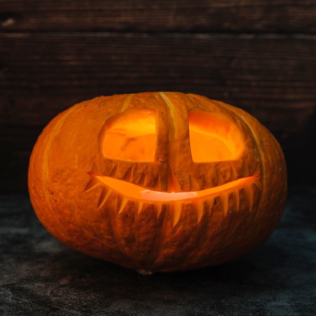 Halloween Jack-O-Lantern beleuchtet von innen mit Kerze