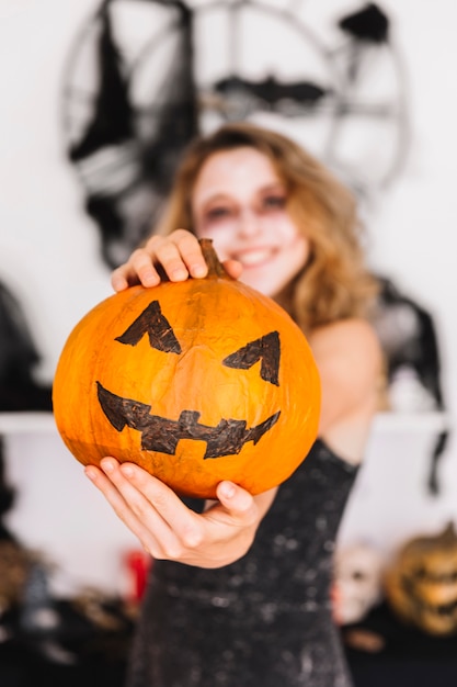 Halloween-Jugendliche, die Kürbis hält