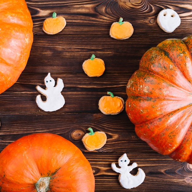 Halloween-kekse mit kürbissen