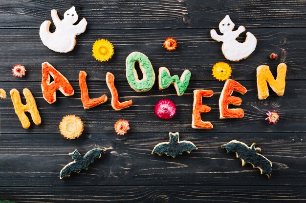 Halloween-Kekse und Blumen