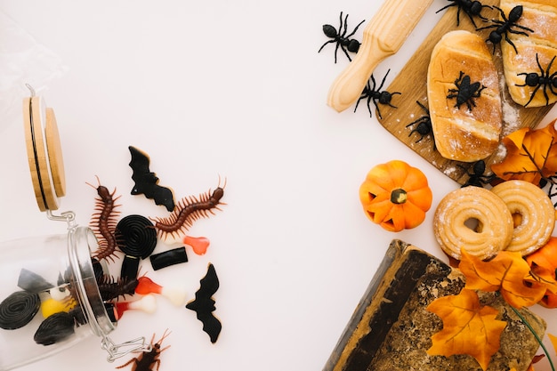 Kostenloses Foto halloween-komposition mit brot