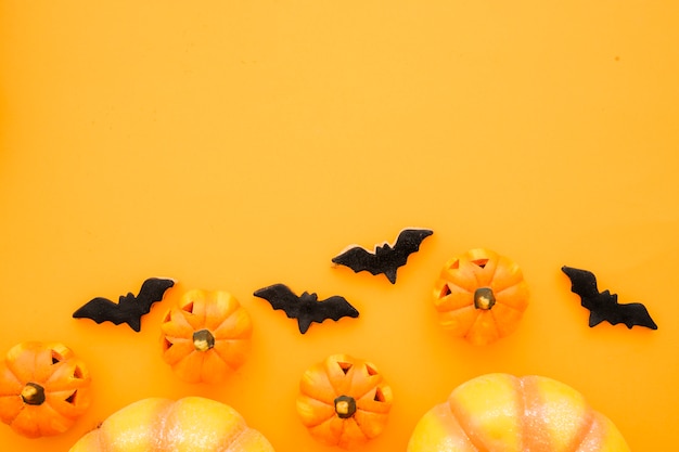 Halloween-Komposition mit Fledermäusen, Kürbissen und Platz oben