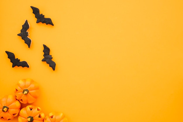 Kostenloses Foto halloween-komposition mit fledermäusen, kürbissen und raum