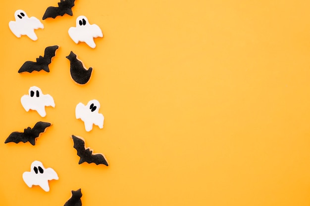 Kostenloses Foto halloween-komposition mit fledermäusen und geistern
