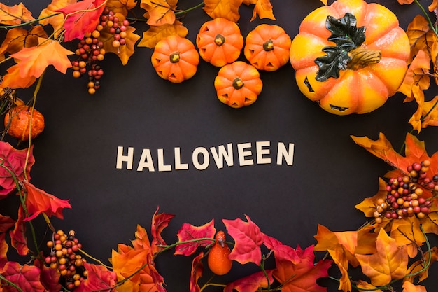 Halloween-Komposition mit Herbstblättern und Briefen