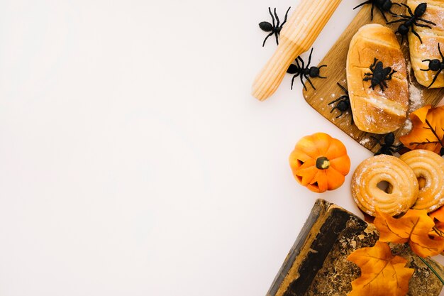 Halloween-Konzept mit Brot und Platz auf der linken Seite