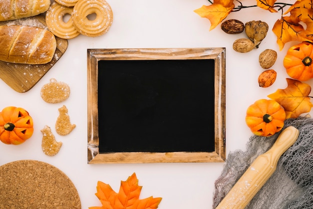 Halloween-Konzept mit Schiefer und Brot