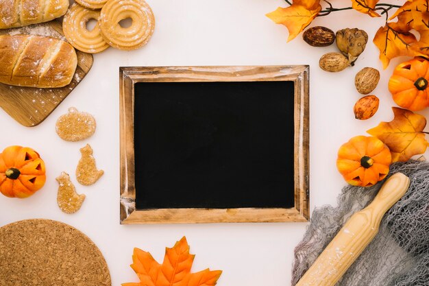 Halloween-Konzept mit Schiefer und Brot