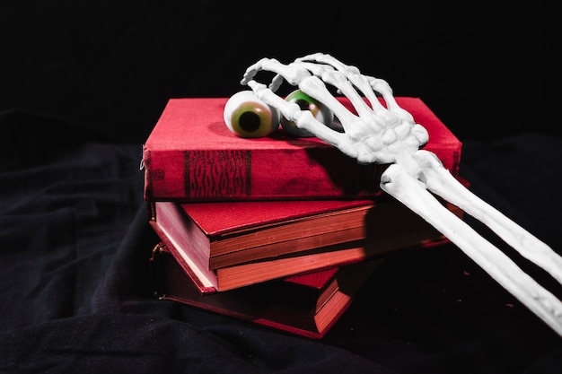 Halloween-Konzept mit Spielzeugaugen und dem skeleton Arm