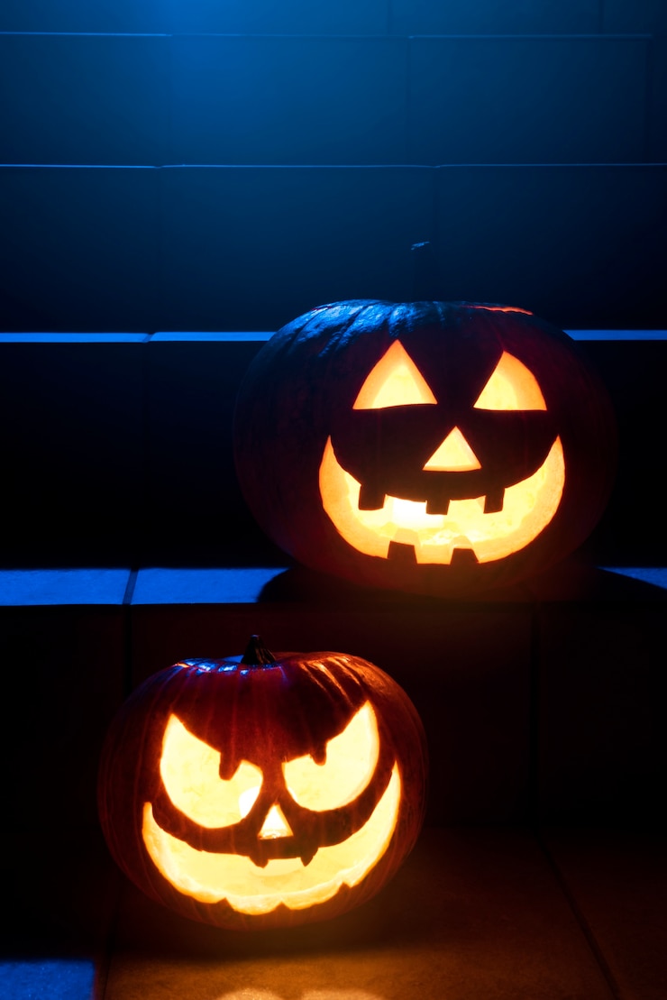 Kostenlose Foto halloween-kürbisse auf treppen