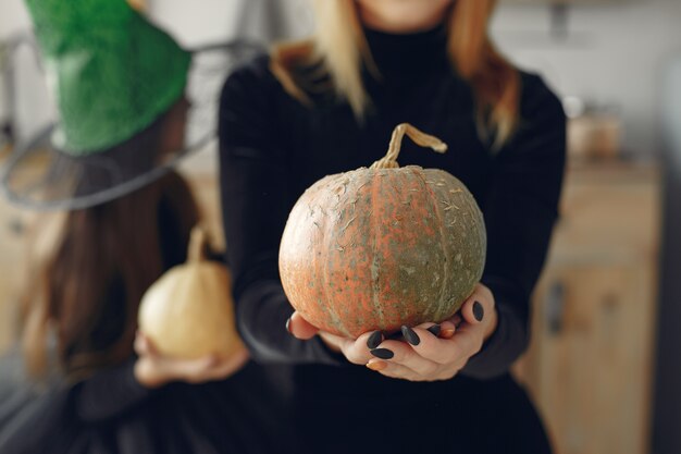 Halloween. Mutter und Tochter im Halloween-Kostüm. Familie zu Hause.