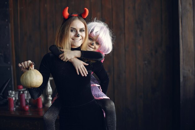 Halloween. Mutter und Tochter im Halloween-Kostüm. Familie zu Hause.