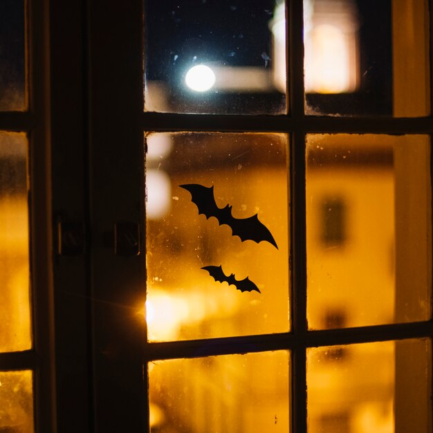 Halloween-Papierfledermäuse fest am Fenster