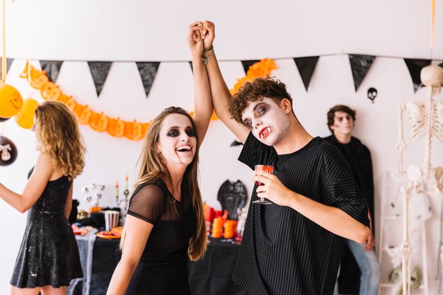 Halloween Party mit Dekorationen und tanzenden Vampiren