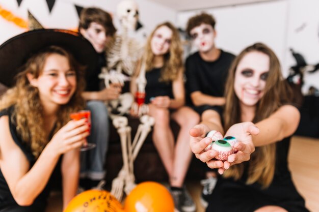 Halloween-Party mit Skelett und falschen Augen