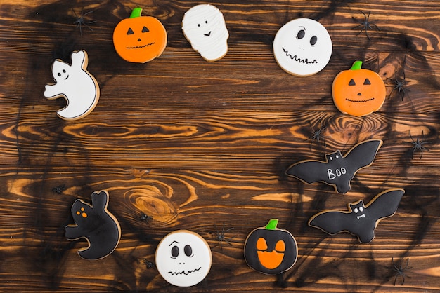 Halloween-Pfefferkuchen vereinbarten im Kreis auf hölzernem Hintergrund