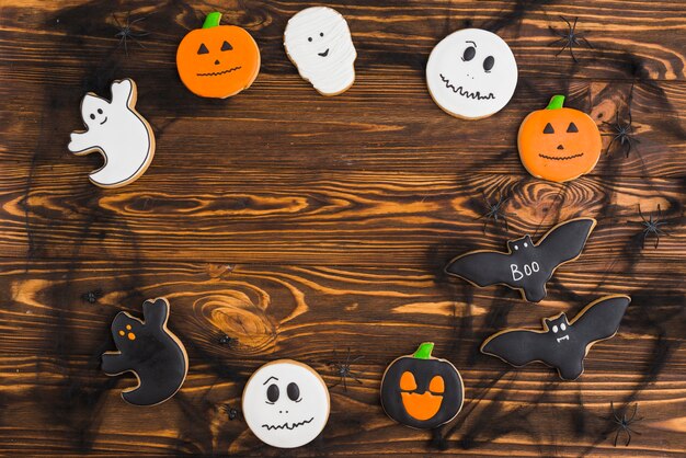 Halloween-Pfefferkuchen vereinbarten im Kreis auf hölzernem Hintergrund