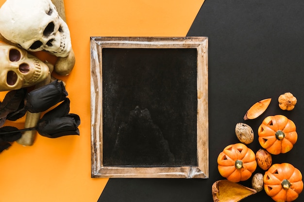 Halloween Schiefer Zusammensetzung mit Kürbisse und schwarzen Rosen