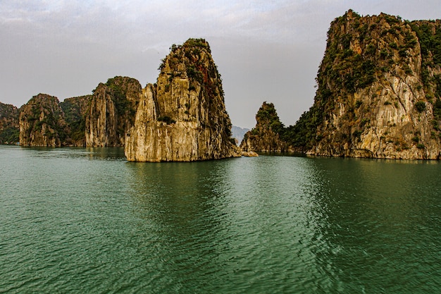 Kostenloses Foto halong-bucht in vietnam