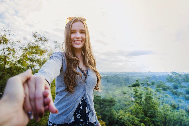 Halten Freundinnen Hand in der Landschaft