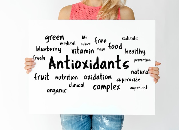 Kostenloses Foto halten sie ein plakat mit antioxidantien-wortkarte