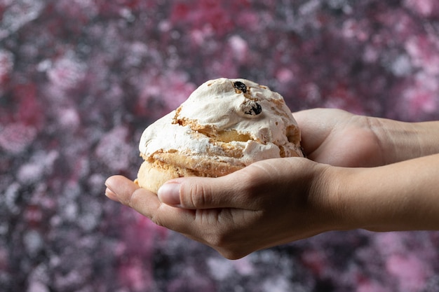 Halten Sie knusprige Butterkekse in der Hand.