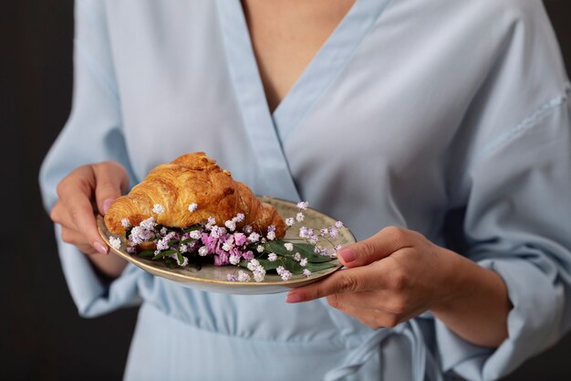 Halteplatte für Erwachsene mit Croissant von der Seite