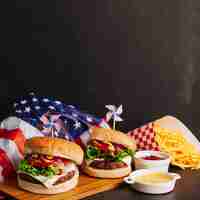 Kostenloses Foto hamburger, amerikanische flagge und chips